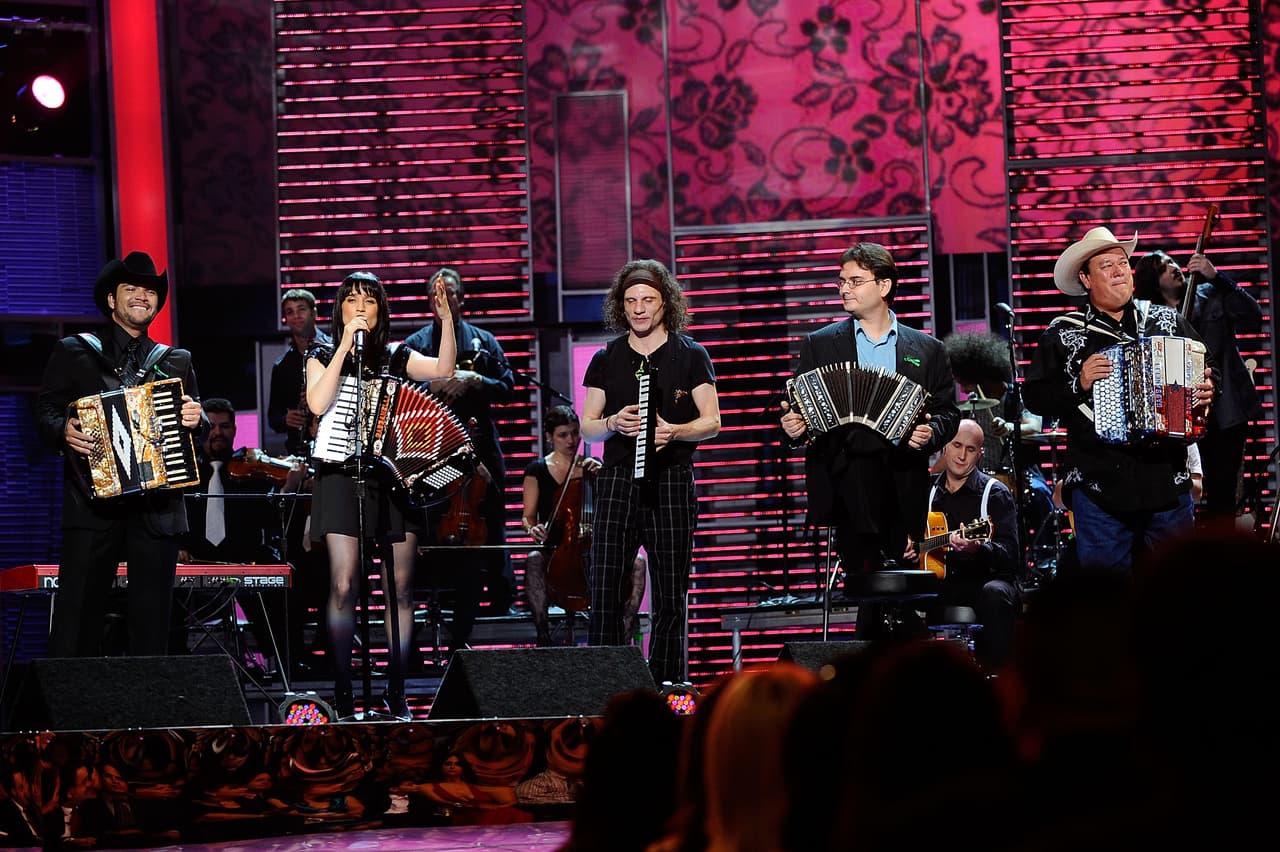 Acompañada de varios músicos, Julieta Venegas cantó 'El presente' con el cual estuvo nominada ese año a Grabación del Año y Canción del Año.