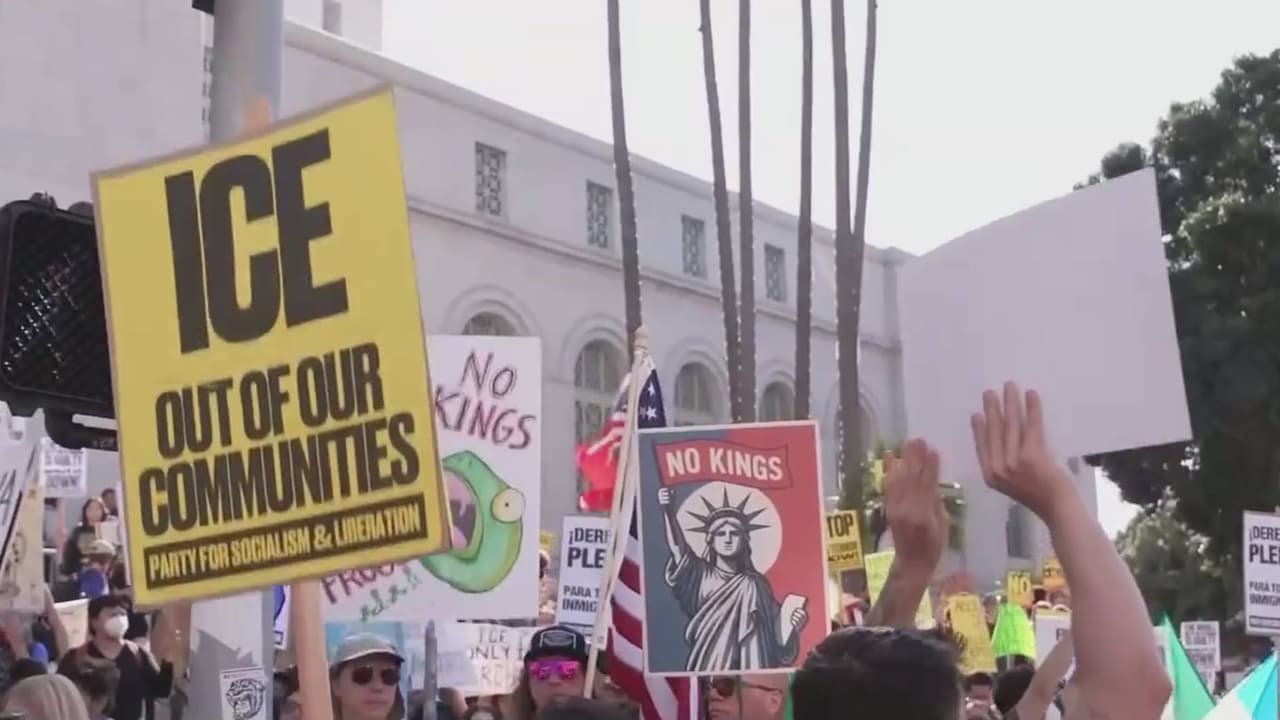 Manifestantes en Los Ángeles muestran su apoyo para exigir que ICE se retire del país