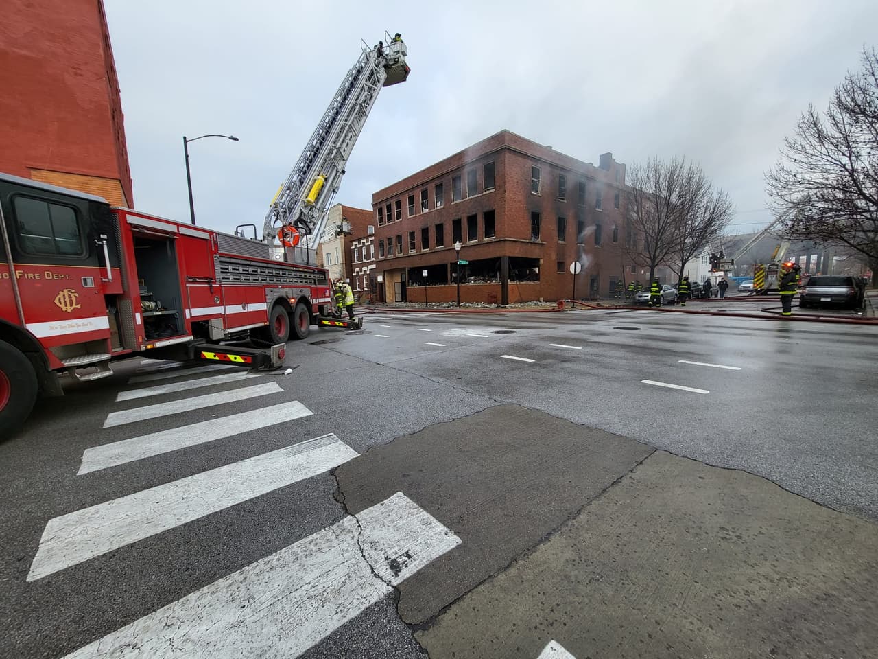 El fuego dañó severamente la estructura del inmueble de tres niveles.