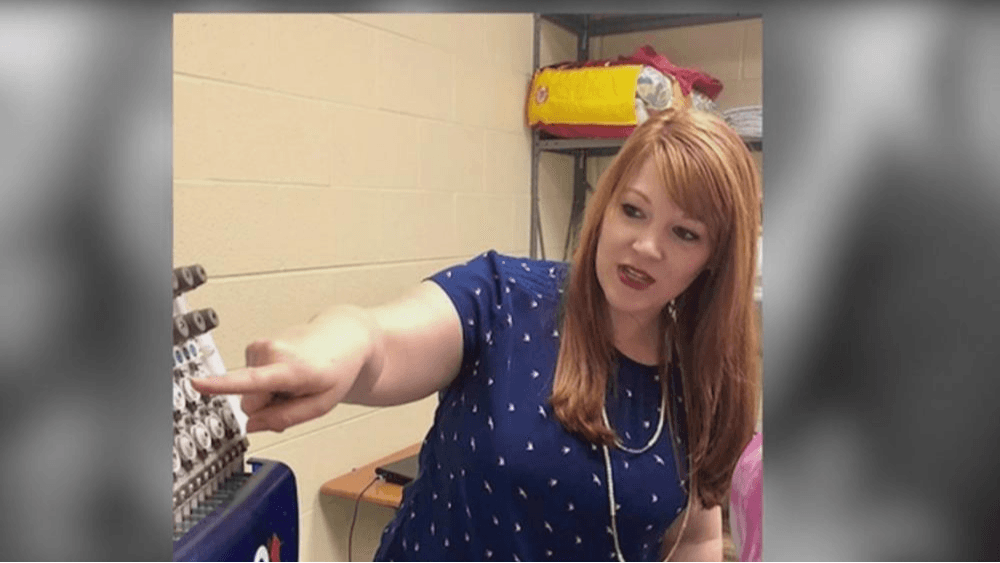 Alegan maestra estuvo involucrada en presuntas actividades sexuales con un estudiante