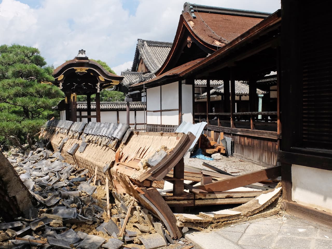Una pared del templo Nishi Honganji, en Kyoto, dañada por el tifón Jebi. El secretario jefe del Gabinete de Japón, Yoshihide Suga, afirmó que unas 300 personas estaban heridas.