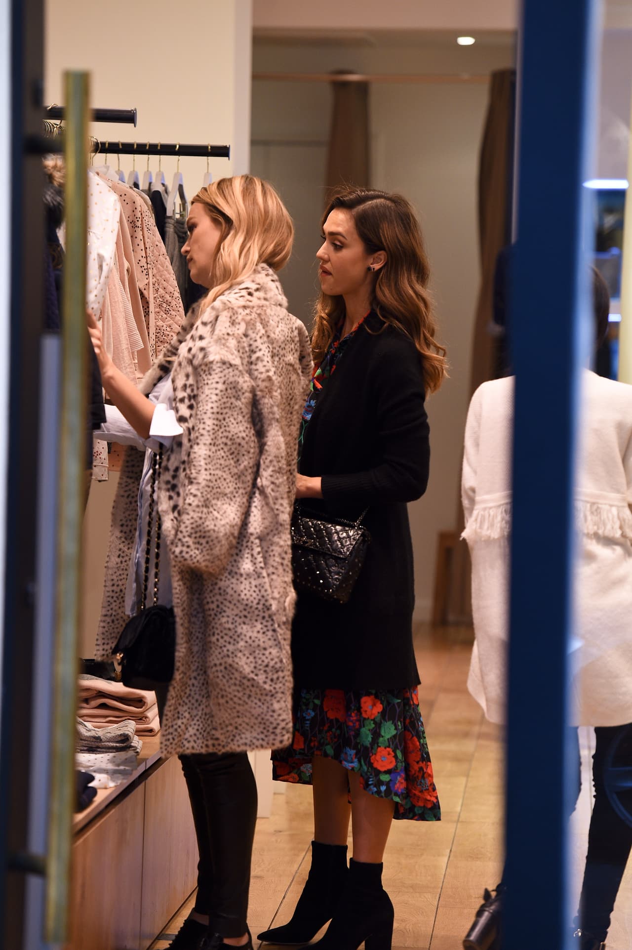 Jessica Alba de shopping en la capital francesa.