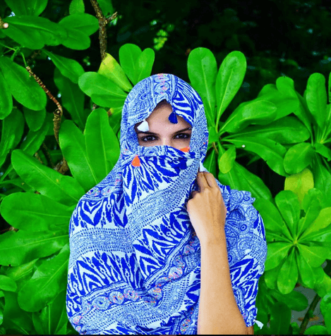 ¿De quién te escondes tras esas plantas guapísima?