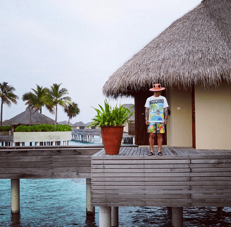 Relajado y disfrutando del paiseje, el músico ha compartido diversos momentos de su viaje.