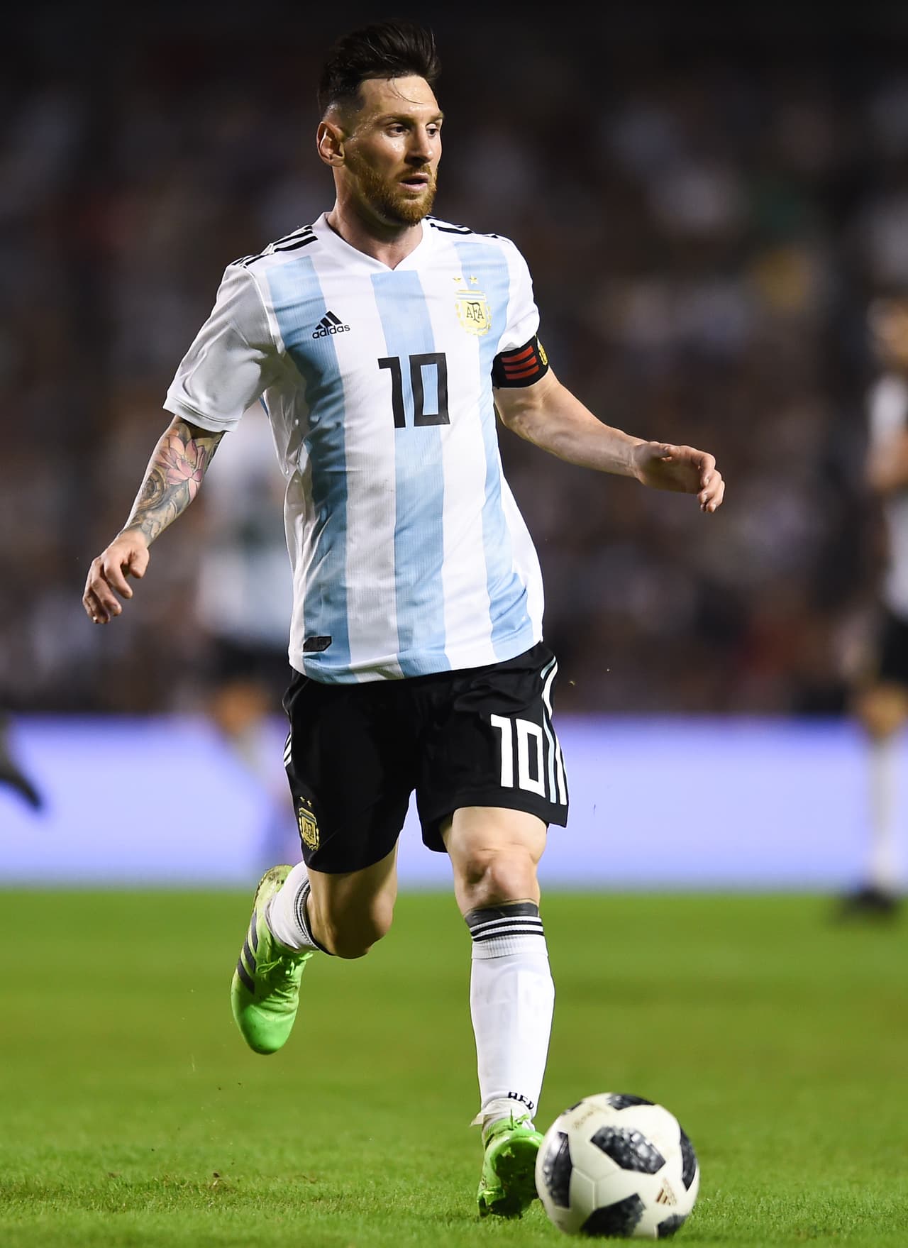 <b>Lionel Messi</b>:
<b>146.8 millones de dólares</b>. Es el capitán de la Selección de Argentina y juega con el Barcelona.