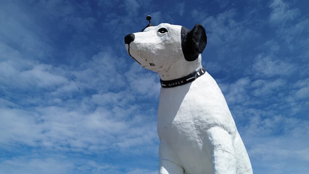 La oficina de la alcaldesa de Albany, Dorcey Applyrs, dijo que están trabajando para incluir a Nipper en la lista de monumentos históricos de la ciudad, para proteger al perro y al edificio de modificaciones perjudiciales.