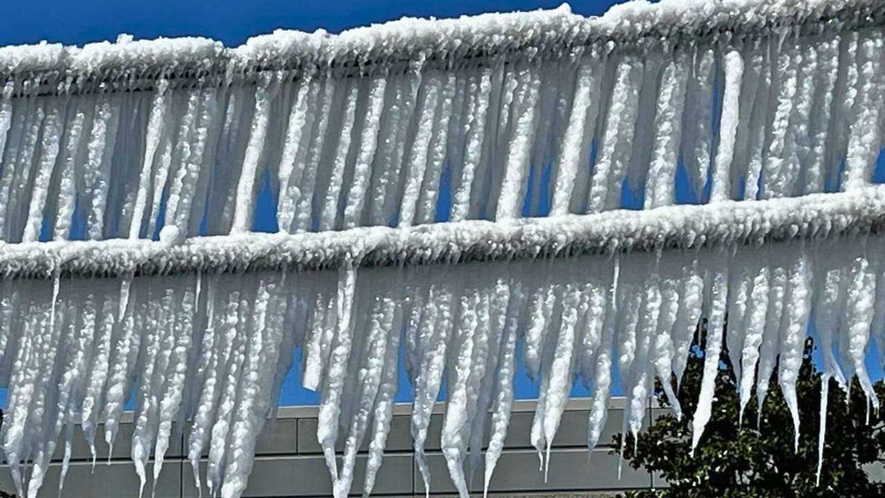 El hielo formó 
<b>estructuras espectaculares que parecían más propias de un paisaje invernal</b>. Sin embargo, a pesar de la fascinación por el evento, las autoridades no dejaron de advertir sobre los peligros del frío extremo. Se instó a la población a 
<b>tomar medidas preventivas para evitar hipotermia y daños por congelamiento, así como a tener precaución con las superficies resbaladizas</b>.