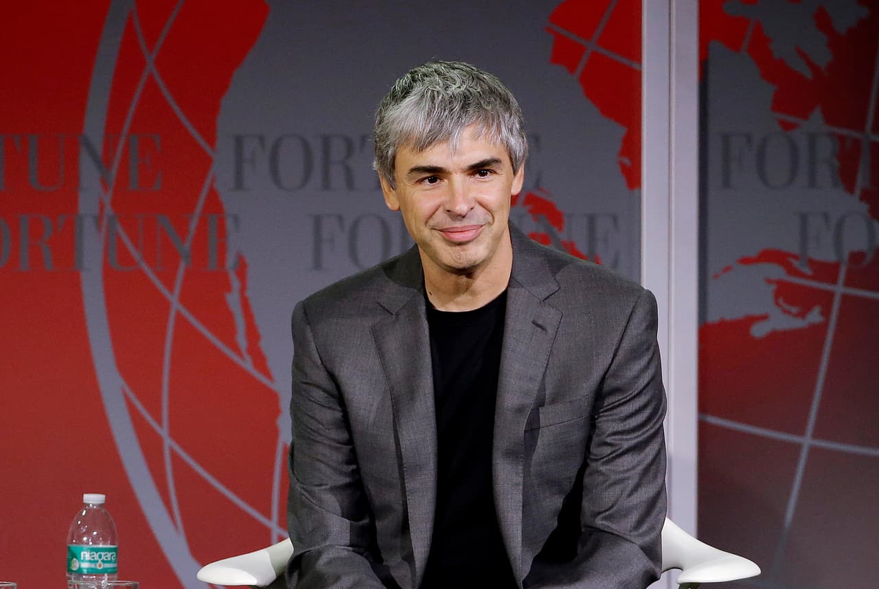 2. Larry Page (Google)
<br>
<br>Larry Page, de 53 años, ocupa el segundo puesto con unos 285,600 millones de dólares. Es uno de los cofundadores de Google, empresa que creó junto a Sergey Brin en 1998 mientras ambos estaban en Stanford. 
<br>
<br>Page fue director ejecutivo de Google y posteriormente CEO de Alphabet, la matriz del gigante tecnológico. Aunque ya no dirige la compañía, conserva una importante participación accionarial que constituye la principal fuente de su fortuna. Una de las pocas imágenes que hay de él es ésta, de noviembre de 2015. 
<br>
<br>Page vive prácticamente retirado de la gestión diaria de Alphabet (la matriz de Google) desde 2019. Pasa la mayor parte de su tiempo en sus islas privadas de Fiji y el Caribe
