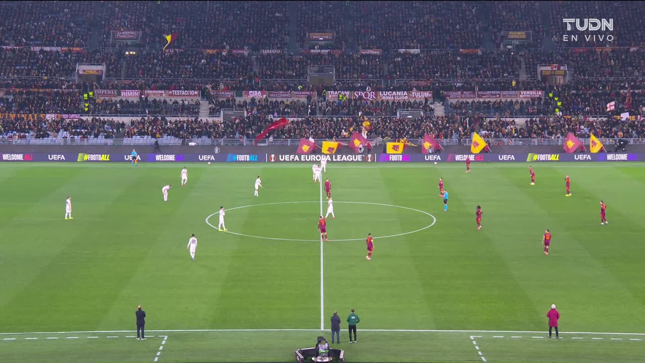 Arranca el partido y la pelota está en juego.