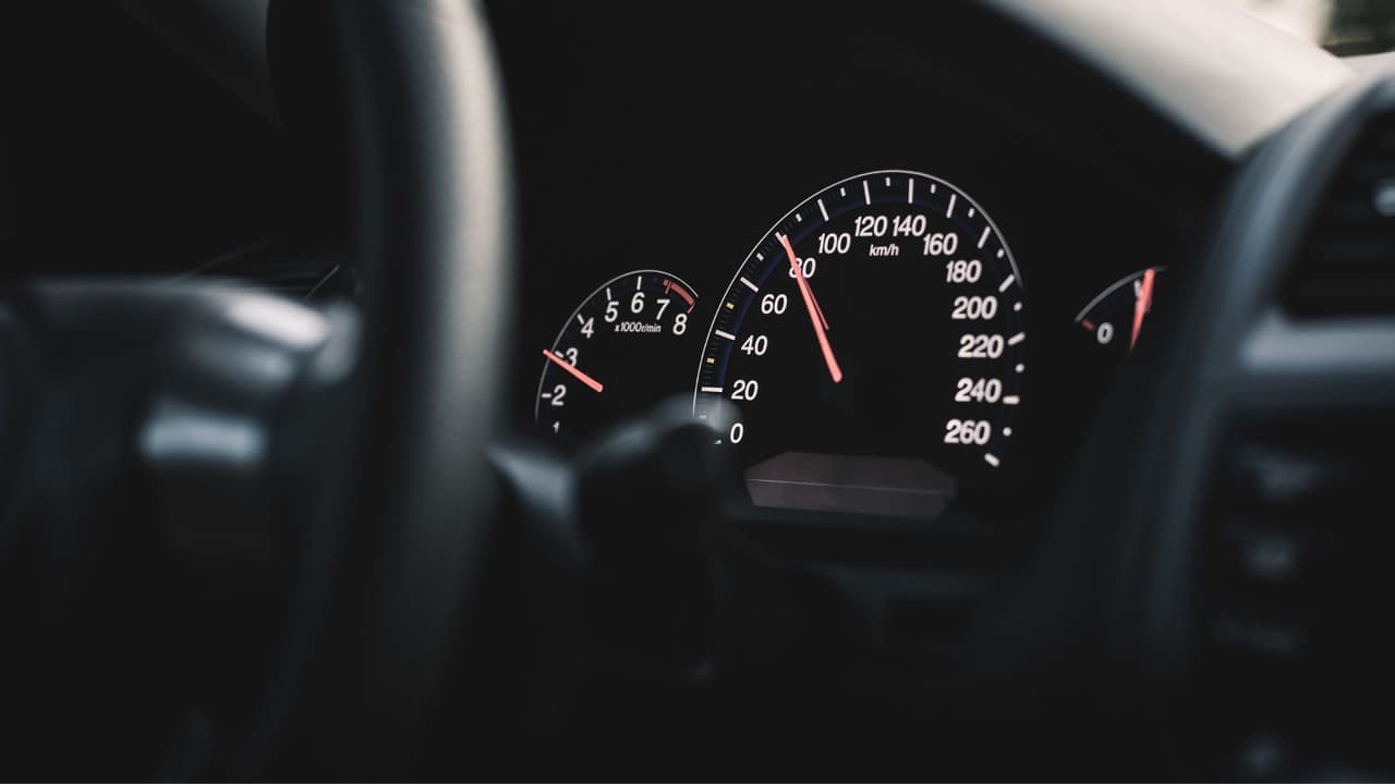 <h3 class="cms-H3-H3">La velocidad segura cambia según lo que ocurre en la carretera</h3> La regla puede parecer confusa para algunos conductores, especialmente porque 
<b>muchos asocian automáticamente el límite de velocidad con una “velocidad segura”. </b>
<br>👉🏻 Sin embargo, en Texas 
<b>el límite publicado funciona como referencia para condiciones normales. </b>
<br>La ley en Texas
<b> no establece una cantidad exacta de millas por hora que un conductor debe reducir</b> en situaciones como lluvia, neblina, tráfico pesado o accidentes. 
<br>En lugar de fijar un número específico, la legislación
<b> exige manejar a una velocidad que sea segura y razonable según las condiciones reales de la carretera. </b>
<br>🚦 Cuando comienza a llover, aparece neblina, hay tráfico detenido, un accidente adelante o trabajadores en la vía, 
<b>el conductor tiene la obligación de bajar la velocidad aunque el letrero indique otra cosa.</b> 
<br>El Departamento de Transporte de Texas, conocido como TxDOT, recuerda que
<b> los conductores deben ajustar su velocidad a las condiciones reales de manejo</b> y mantener suficiente distancia para frenar de forma segura.