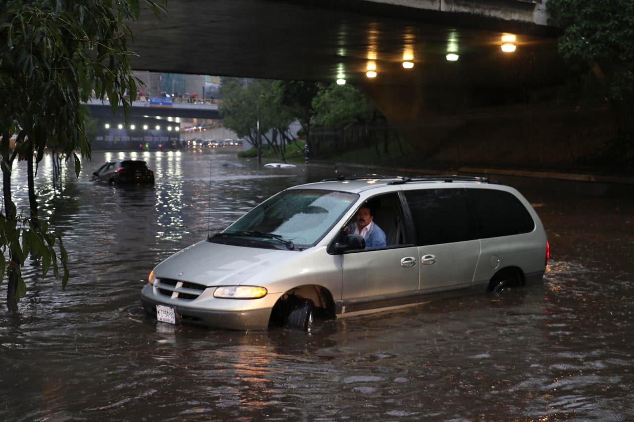 Un automóvil queda varado en la avenida Circuito Interior en una de las zonas residenciales de la Ciudad de México.