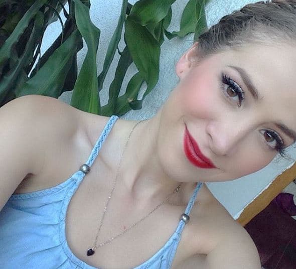 Al cuestionarle si casarse era uno de sus sueños, la actriz de telenovelas como 'Amigos por siempre' respondió: "Nunca lo había pensado, trato de no planear muchas cosas y dejo que la vida me sorprenda y lo ha hecho de la mejor manera [...]".