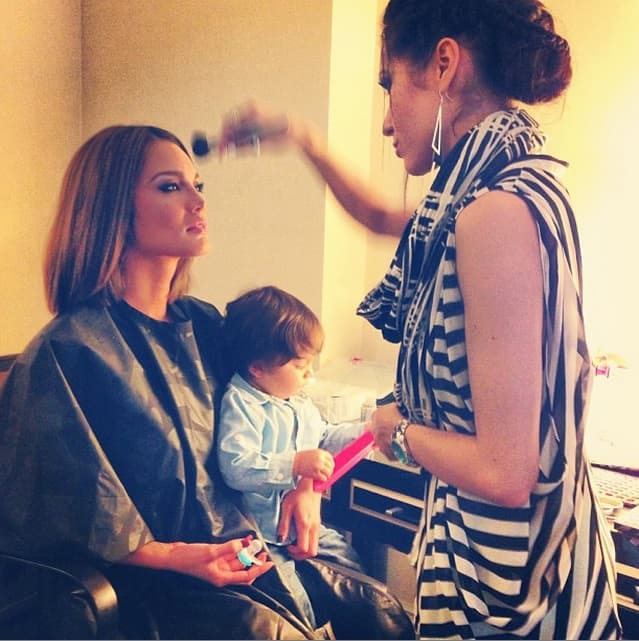 Si hasta la acompaña en sus sesiones de fotos.