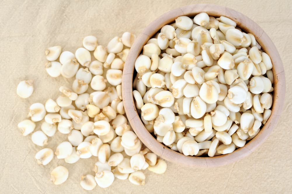 Otra tradición muy conocida en varios países hispanos dice que se debe poner una espiga de maíz dentro de la cuna para proteger al bebé de las fuerzas negativas o malos espíritus que quieran afectarle.