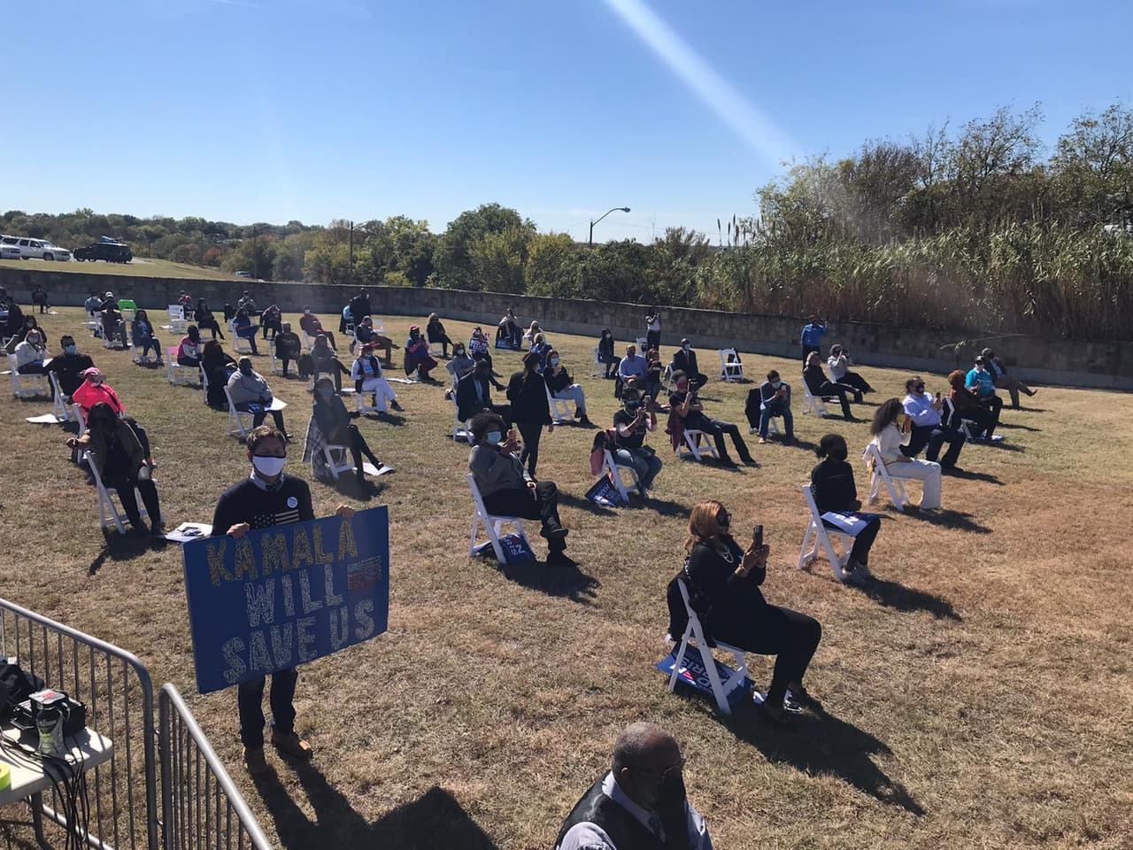 Se puso a disposición un escenario al aire libre con sillas ubicadas de tal manera que los asistentes puedan mantener el distanciamiento social por el coronavirus.