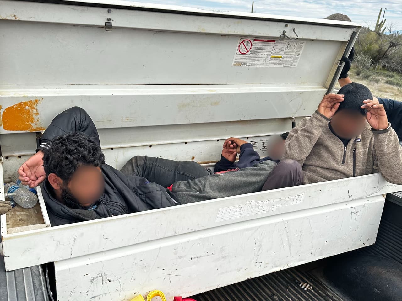 Un agente de la estación Three Points pidió abrir la caja de herramientas del vehículo y encontró encerrados a tres migrantes, uno acostado encima del otro, casi sin espacio ni para respirar.