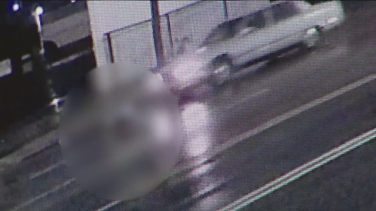 Un anciano es atropellado por tres autos y arrastrado trece cuadras