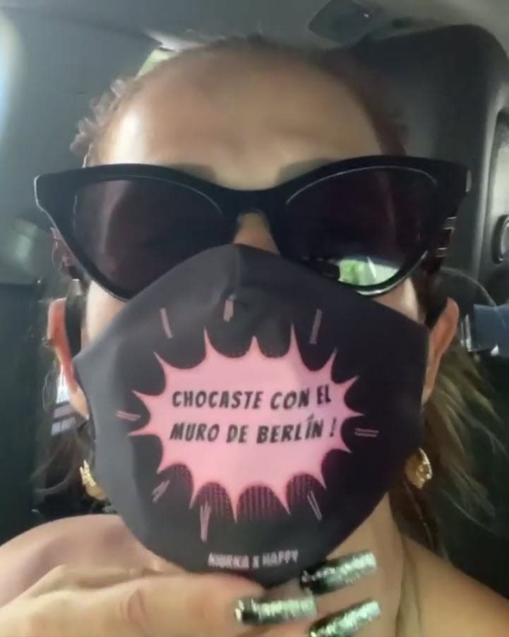 Uno de los sellos de 
<b>Niurka</b> son sus polémicas frases, las cuáles ha retomado para emprender un negocio en medio de la pandemia. La vedette diseñó cubrebocas con estampados.