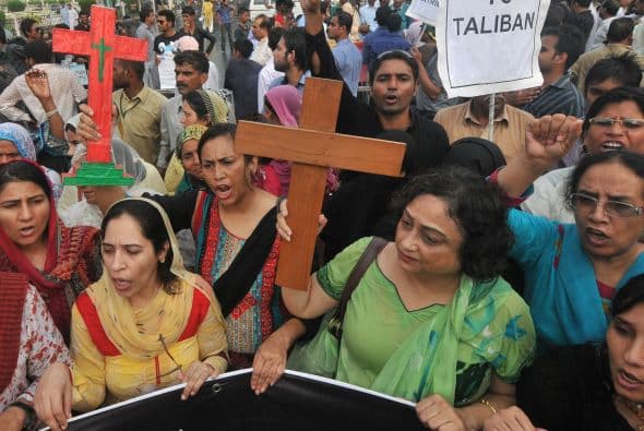 Pakistán amaneció conmocionado por la peor matanza cometida por los talibanes contra la comunidad cristiana, que costó la vida a más de ochenta personas y pone en jaque la estrategia de diálogo del Gobierno con los radicales. El último recuento ha elevado a 82 el número de fallecidos, que aún puede subir dado el estado crítico de varios de los más de 140 heridos ingresados en hospitales de la localidad noroccidental de Pesháwar, en una de cuyas iglesias se produjo la masacre. "No teníamos palabras ante el horror que teníamos delante", explicó hoy a Efe el director de la Liga Interconfesional de Pakistán (APIL), el cristiano Sayid Ishaq, quien visitó ayer junto a diversas autoridades regionales a las víctimas hospitalizadas. "No es solo un atentado contra nuestra minoría, sino también contra la humanidad de este país", dijo Ishaq, quien calificó la situación tras el ataque "como la peor sufrida hasta ahora por los cristianos paquistaníes".