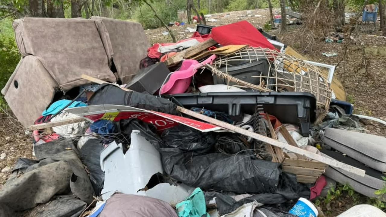 Entre los objetos encontrados hay 
<b>colchones, sillones, ropa, plástico, electrodomésticos, piezas de metal y hasta carritos de supermercado</b>.
<br>
<br>La basura acapara espacios al aire libre que la comunidad quisiera ocupar como áreas verdes o un parque
<b> para niños y adolescentes</b>.