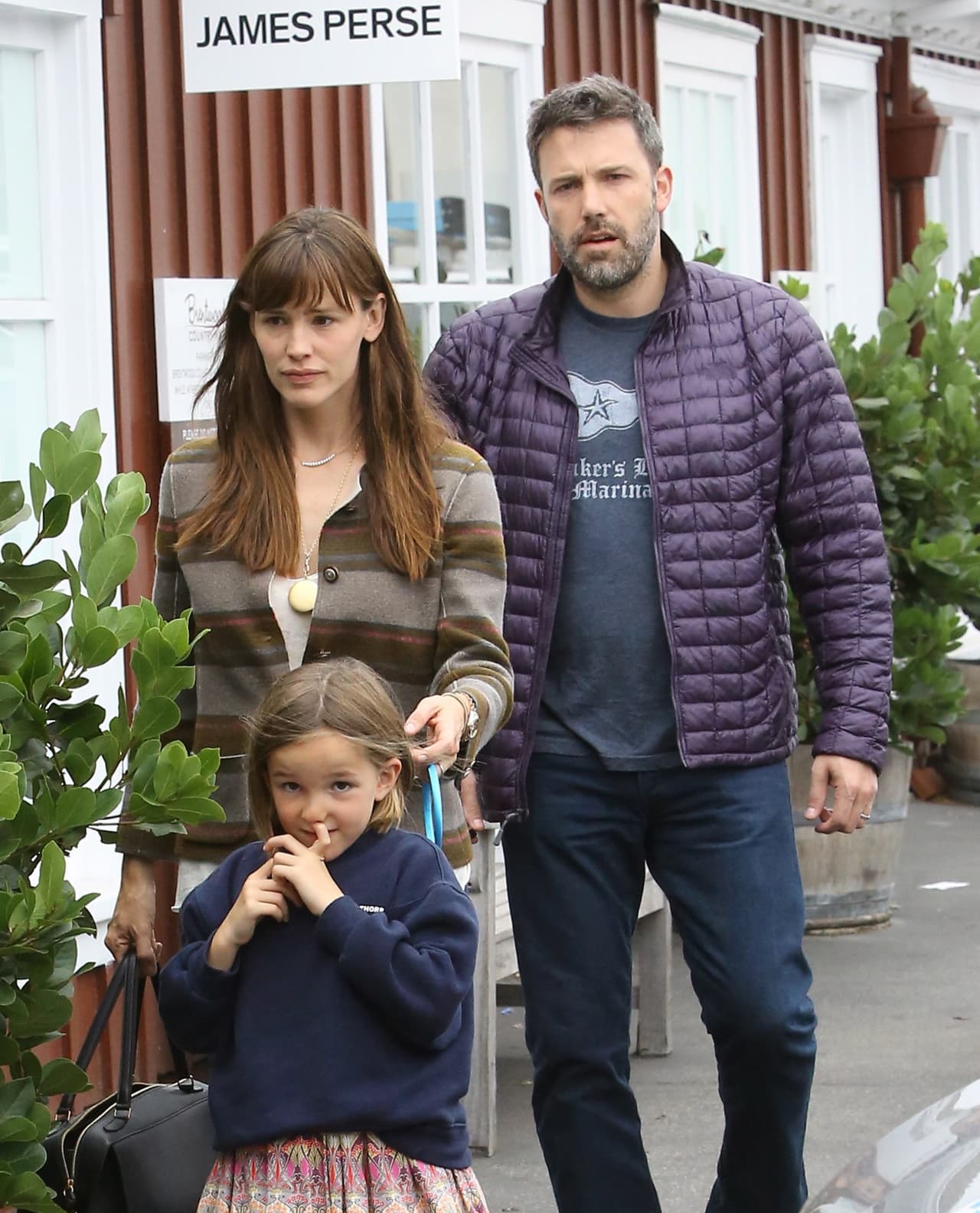 Los rumores dicen que Jennifer es quien se hace responsable de sus hijas por completo.