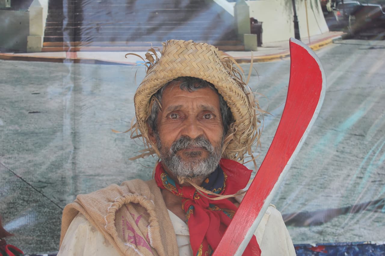 José Madero Cruz salió de sus campos de cultivo en Caín Alto, San Germán, para desfilar por la Quinta Avenida de Nueva York. El hombre de 64 años desfiló con la misma ropa y el sombrero de paja con los que labra las tierras de su pueblo. Estoy aquí “para que no se caiga nuestra agricultura”, cuenta cuando se le pregunta por qué viajó para participar en el evento. (Patricia Vélez/Univision Noticias)