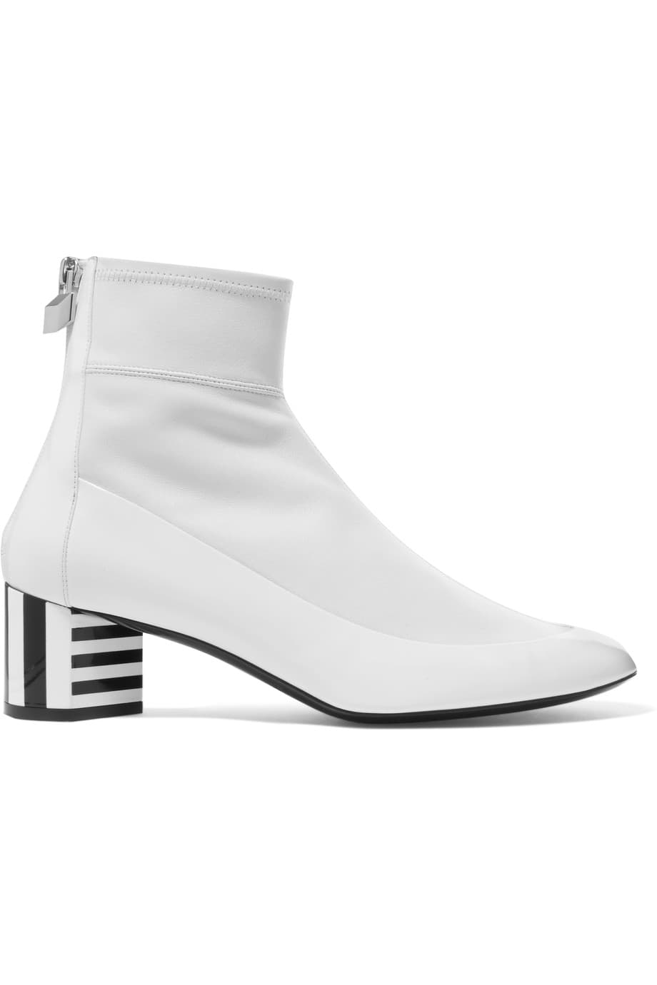 1. Estos modernos botines son ideales para usarlos con cropped pants para poder lucir el escultural tacón con rayas geométricas. Asegúrate de que la camisa con la que los combines sea de un color sólido para seguir en el estilo minimalista del zapato. (
<b>Pierre Hardy)</b>
<br>