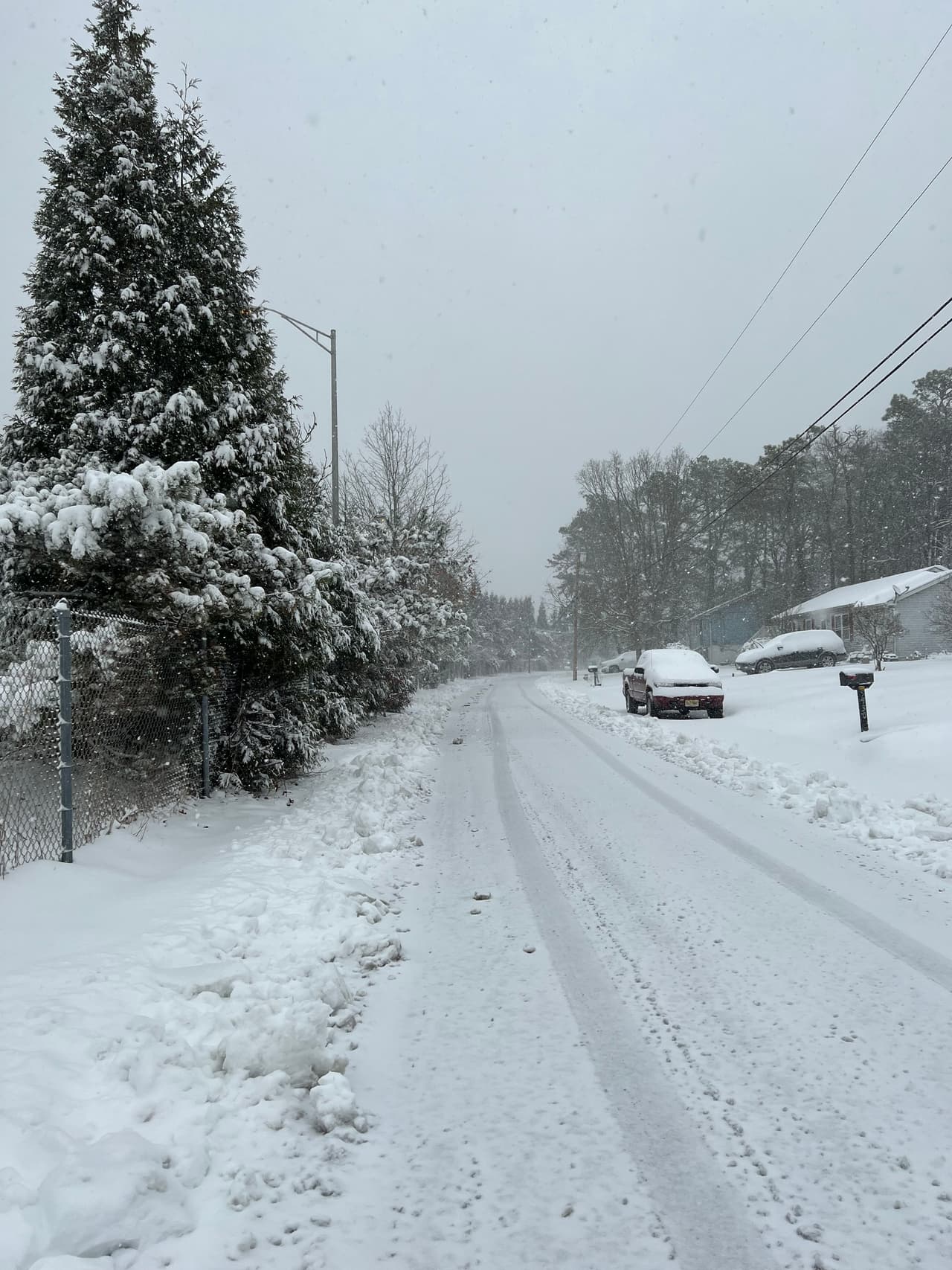 Las carreteras principales y las calles laterales estaban cubiertas, lo que dificultaba la conducción durante los desplazamientos matutinos.