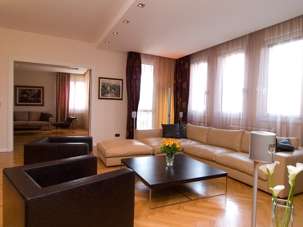 Debes dejar un amplio espacio entre muebles y mesas de centro; la gente debe poder moverse libremente en cada habitación. Coloca tus sillones enfrente del otro o en ángulos donde propicien conversación cara a cara.