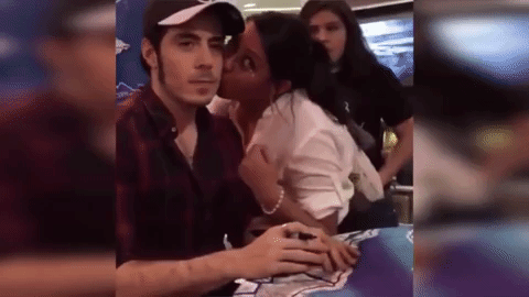 El cantante mexicano Pepe Madero fue duramente criticado por rechazar los besos de sus fans y por limpiárselos frente a todos los que esperaban a tomarse una foto con él, durante una firma de autógrafos realizada en la Ciudad de México.