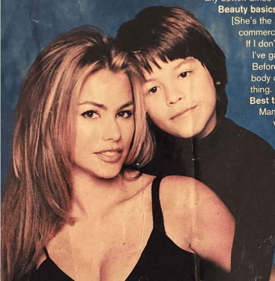 Manolo aseguró en una entrevista que ninguna pareja de su madre podría sustituir a su padre biológico, quien aún a la distancia siempre lo ha apoyado y ha estado en los momentos más importantes de su vida.