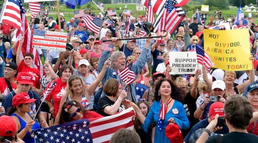Junto a mensajes de solidaridad y banderas estadounidenses de todo tamaño también se leer carteles de "yo apoyo al presidente Trump".