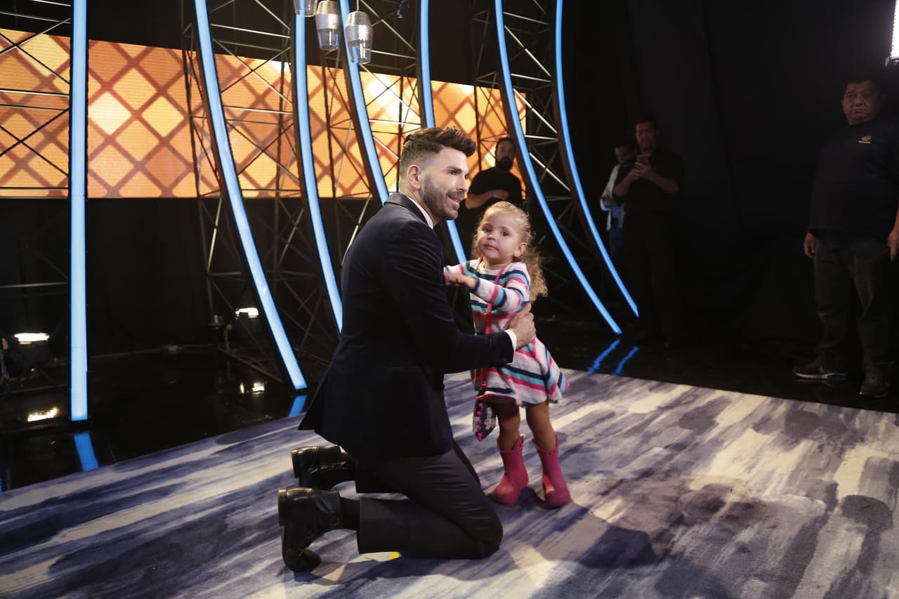 Mientras Jomari se encontraba realizando las entrevistas a los participantes de Mira Quién Baila en el 'backstage', recibió una inesperada visita.