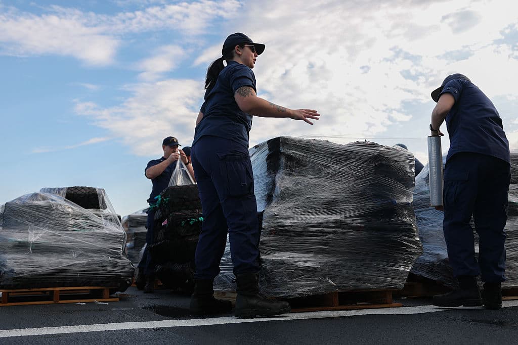 Se utilizaron barcos, aviones y drones para interceptar a los traficantes frente a las costas de Perú, Ecuador y las Islas Galápagos, según autoridades.