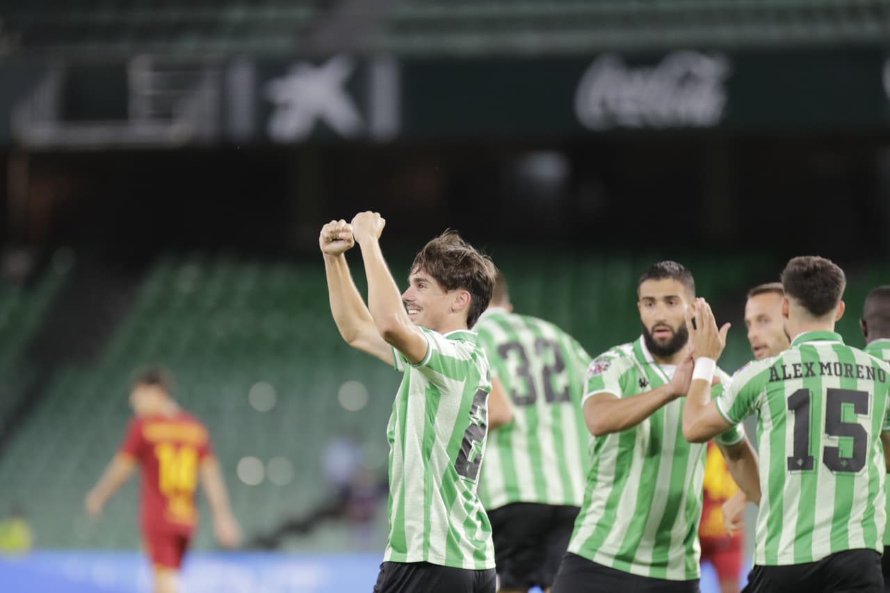 Andrés Guardado disputa 38 minutos en goleada de Betis sobre Roma