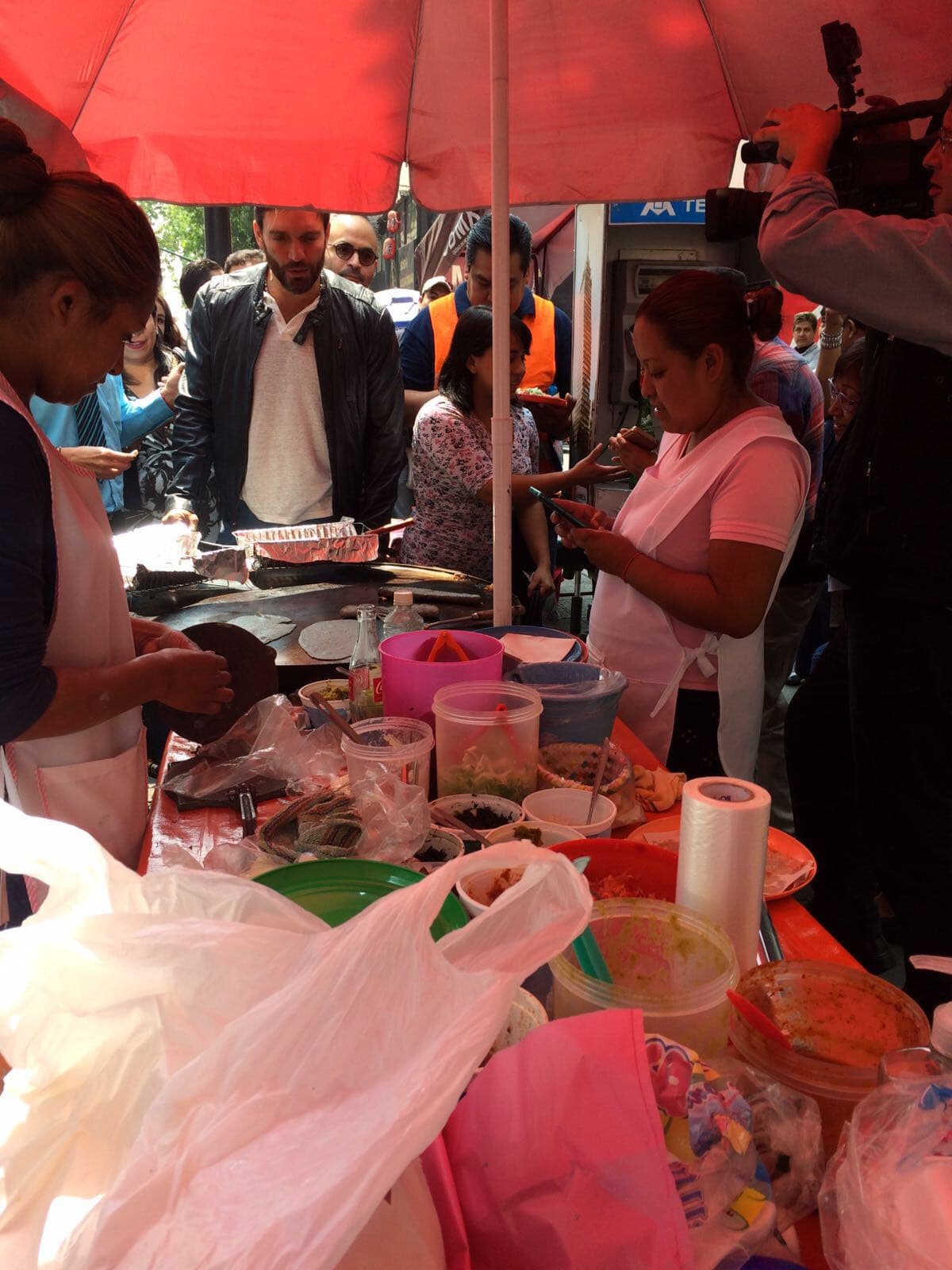 Julián esperó como cualquier cliente para que le preparan su quesadilla.