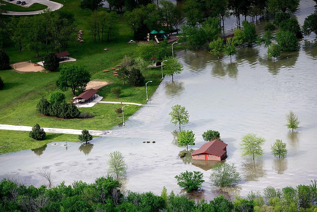 Fue tanta agua que desbordaron los ríos ese viernes 13 y las calles quedaron inundadas, incomunicando a cientos de personas.