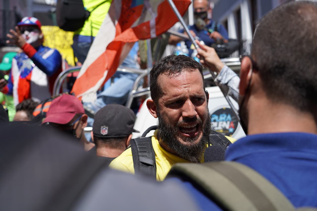 La Federación de Maestros de Puerto Rico y otros representantes del magisterio se han mantenido reclamando que el aumento salarial sea permanente y no condicionado. Y es que el actual está garantizado solo hasta septiembre de 2024. Después, el gobierno estatal tendría que identificar con qué fondos pagarlo.