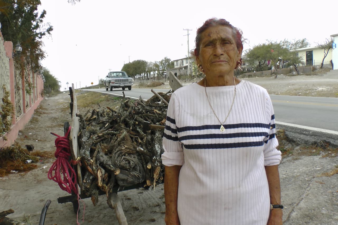La carretera que hace un año tenía filas de hasta 10 km de coches que esperaban para llegar a La Joya, hoy luce desierta.