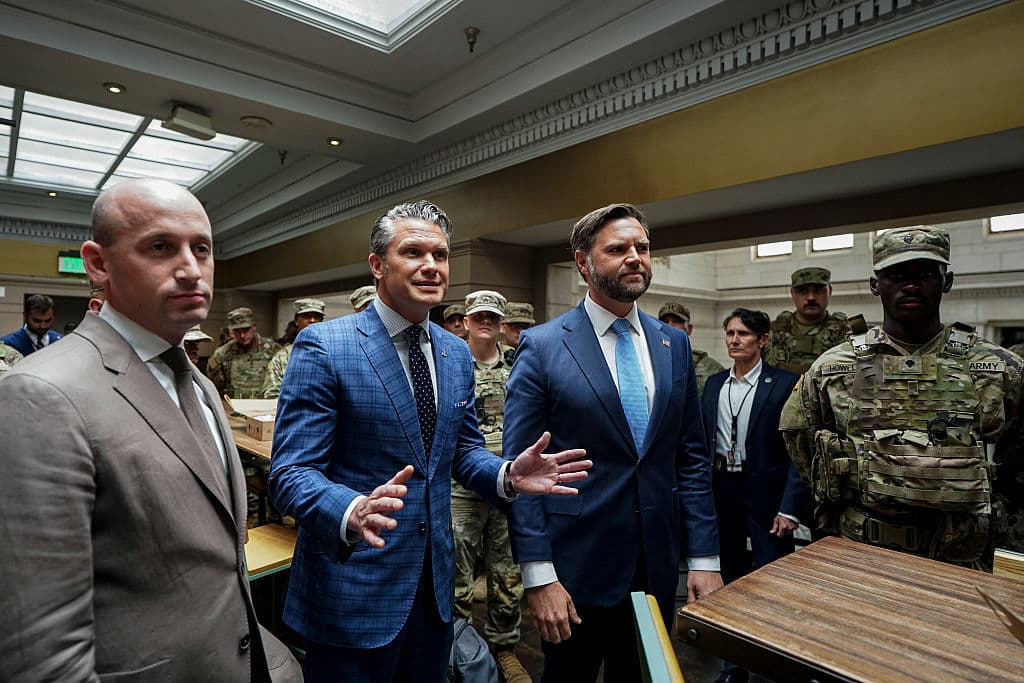 Abuchean a JD Vance y Pete Hegseth al salir del Union Station