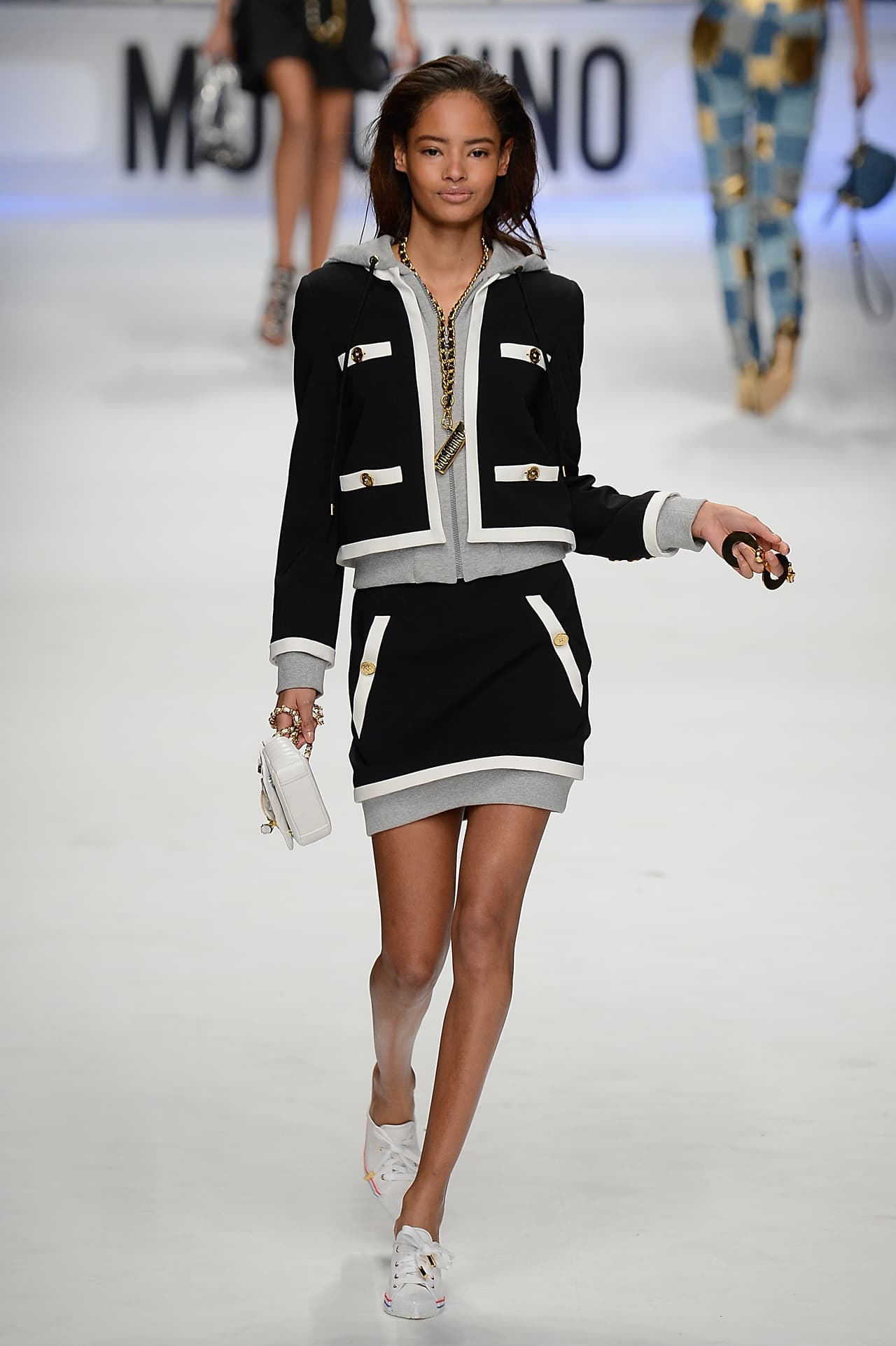 Corona tu look con unos buenos tacones y un bolso elegante.