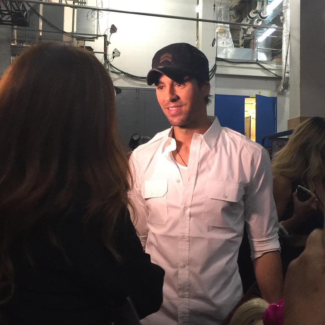 Detrás de cámaras con Enrique Iglesias.