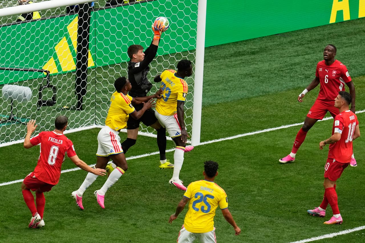 El portero de Suiza, Gregor Kobel, realiza una atajada ante los colombianos Davinson Sánchez (23) y Jhon Lucumí durante el partido de octavos de final de la Copa del Mundo en Vancouver, Columbia Británica, el martes 7 de julio de 2026.