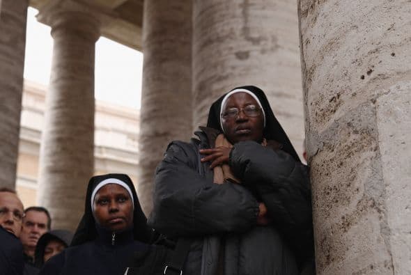 El cónclave se celebra sin que destaque un candidato fuerte, aunque todas las miradas están puestas en purpurados de iglesias dinámicas y jóvenes, como la africana y la latinoamericana..