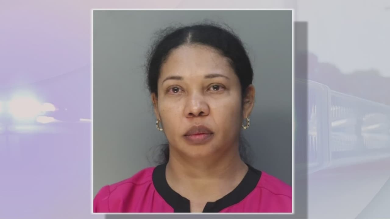 Una madre es acusada de golpear a su hija adoptiva con un cable y una percha de madera en Hialeah