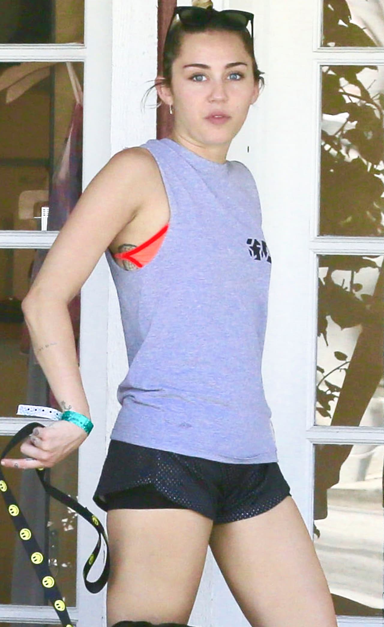 ¡Además de dormir, a esta bonita perra le encanta salir con su dueña!