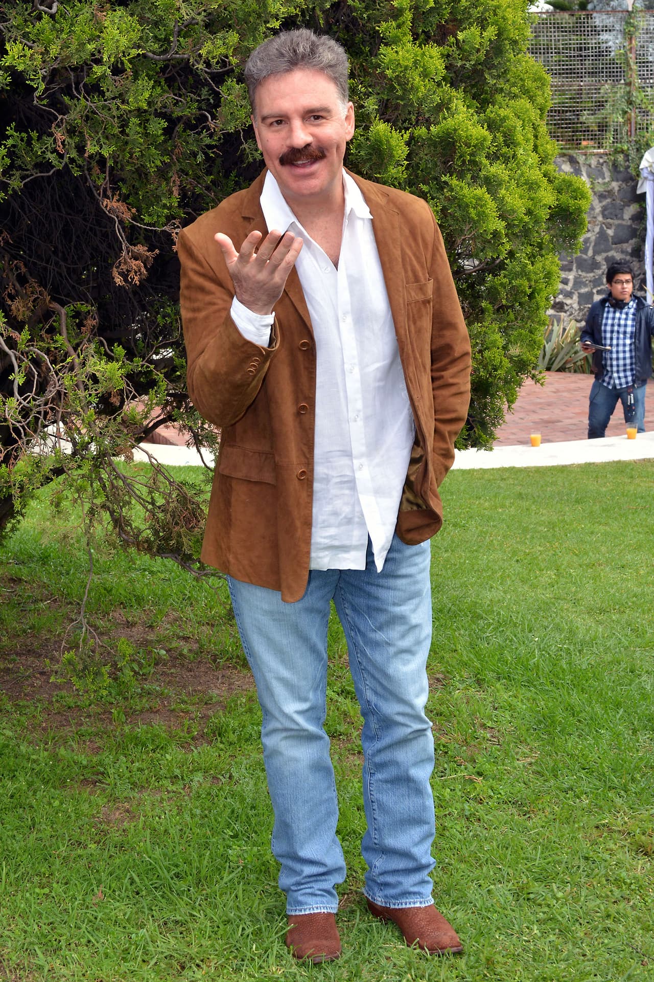 La sorpresa del día fue el actor Ari Telch quien regresa a Televisa. El actor se mostró muy feliz y sobre su personaje detalló que se llamará “Ignacio” y que es importante en la trama de la historia.