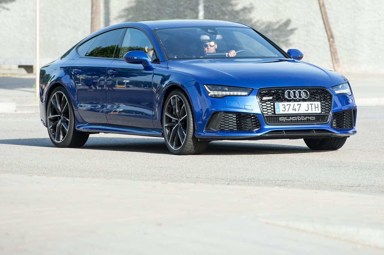 El brasileño estuvo en oficinas del Barcelona para negociar su salida, tras abandonar las instalaciones de Sant Joan Despí. En la Ciudad Deportiva Joan Gamper se entrevistó brevemente con el técnico, Ernesto Valverde, y se marchó con permiso temporal del club para ausentarse de los entrenamientos y negociar su fichaje por el conjunto parisino.