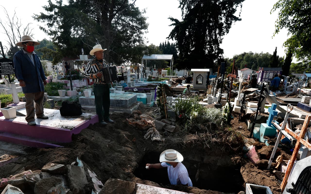 Empleados del cementerio San Nicolás Tolentino al momento de retirar los ataúdes enterrados en espacios de alquiler, luego que los familiares de los fallecidos dejaron de pagar las mensualidades. En este camposanto se han apresurado a abrir espacios para más entierros durante la pandemia.