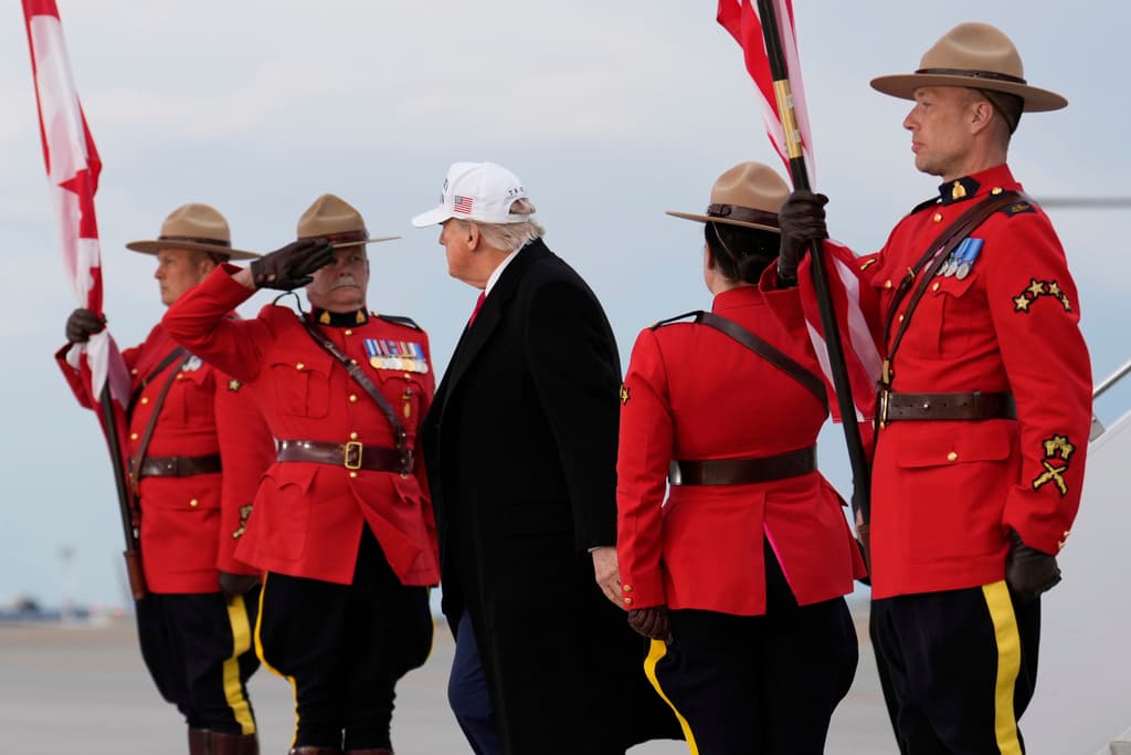 El presidente Donald Trump a su llegada el domingo en el Air Force One al Aeropuerto Internacional de Calgary, Canadá, para participar en la cumbre.